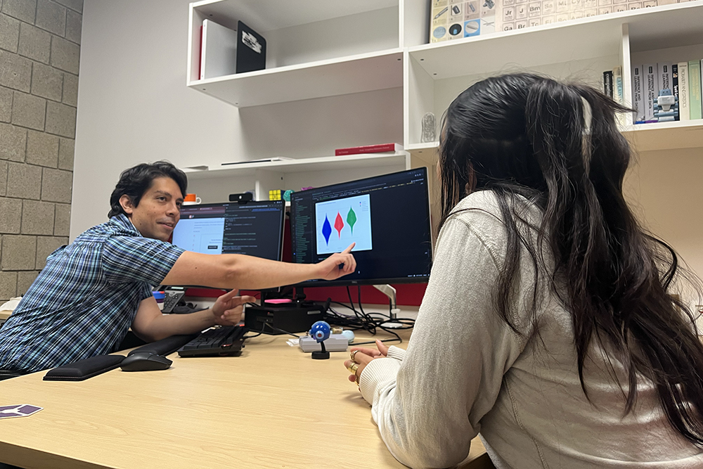 Alfredo González-Espinoza with student