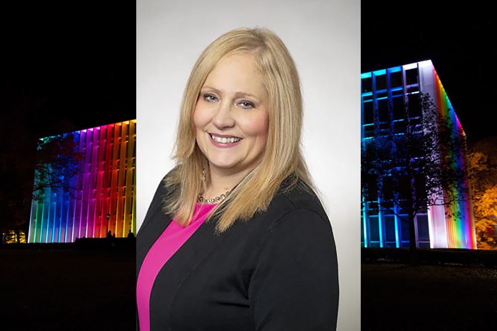 Jennifer Fularz in front of Hunt Library