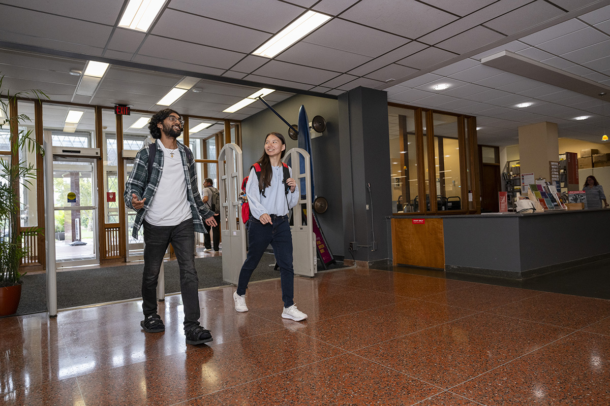 Students enter Hunt Library. Photo by Rebecca Devereaux.