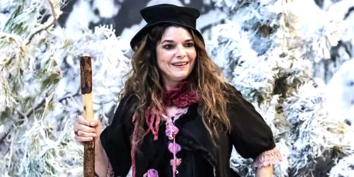 Laura San Giacomo in "The Santa Clauses"