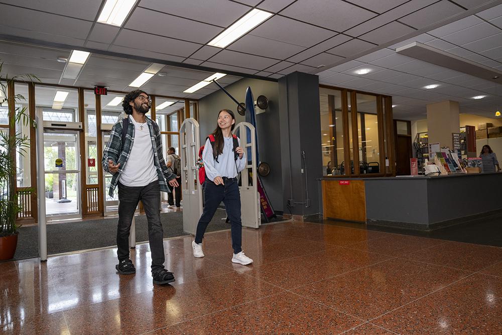 Students entering Hunt Library